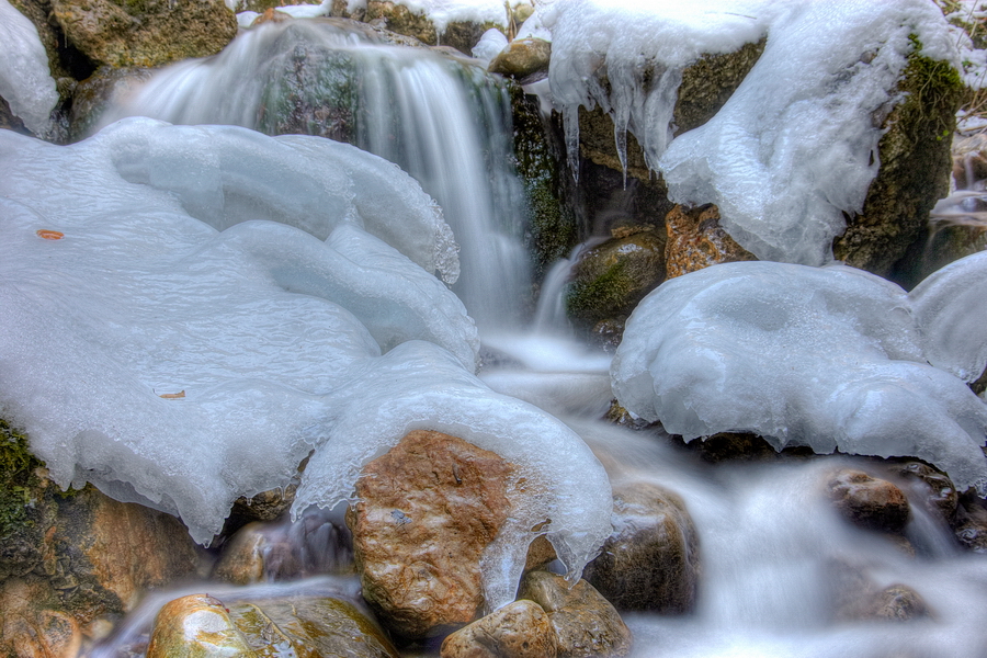 Bachlauf im Winter