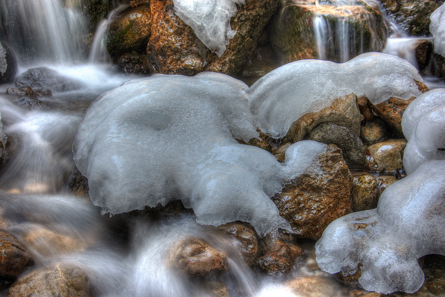 Bachlauf im Winter